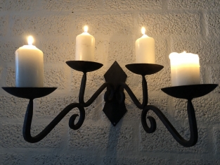 Beautiful wrought iron wall sconce with 4 saucers, very beautiful