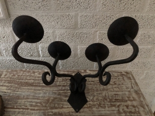 Beautiful wrought iron wall sconce with 4 saucers, very beautiful