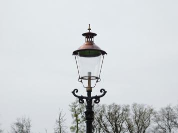 Tuinlamp, gietijzeren lantaarnpaal met kap, klassiek