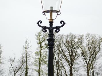 Tuinlamp, gietijzeren lantaarnpaal met kap, klassiek