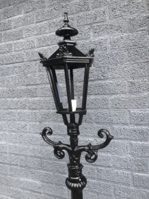 Buitenlamp, lantaarn Amsterdam met keramische fitting en glas, gegoten aluminium, 225 cm.