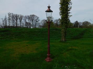 Tuinlantaarn, gietijzeren buitenlamp met messing en koperen lampenkap