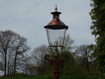 Tuinlantaarn, gietijzeren buitenlamp met messing en koperen lampenkap