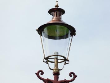 Tuinlantaarn, gietijzeren buitenlamp met messing en koperen lampenkap