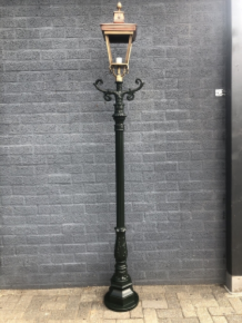 Buitenlamp, lantaarn met keramische fitting en glas, gegoten aluminium paal, groen of zwart, met koperen vierkante kap, hoog 240 cm.