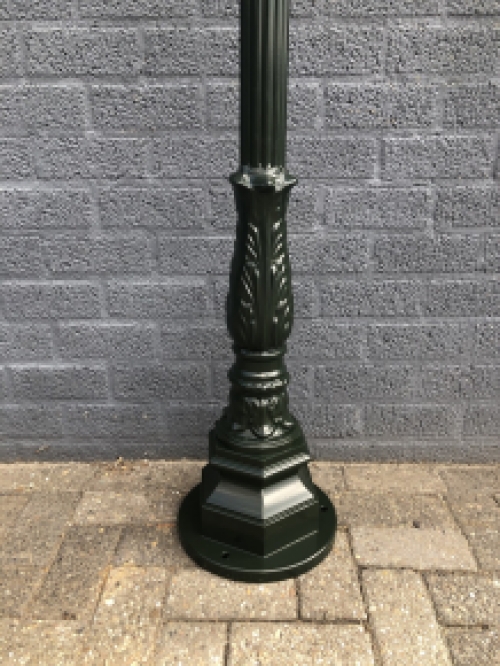 Buitenlamp, lantaarn met keramische fitting en glas, gegoten aluminium paal, groen of zwart, met koperen vierkante kap, hoog 240 cm.