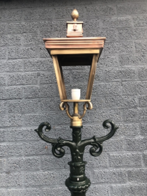 Buitenlamp, lantaarn met keramische fitting en glas, gegoten aluminium paal, groen of zwart, met koperen vierkante kap, hoog 240 cm.