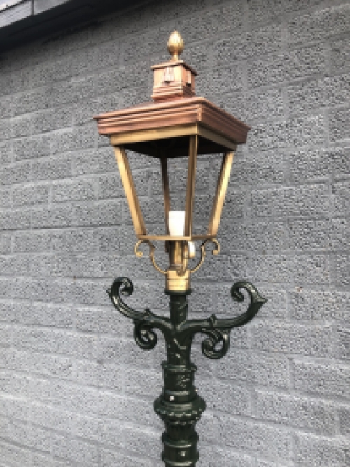 Buitenlamp, lantaarn met keramische fitting en glas, gegoten aluminium paal, groen of zwart, met koperen vierkante kap, hoog 240 cm.