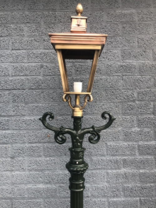 Buitenlamp, lantaarn met keramische fitting en glas, gegoten aluminium paal, groen of zwart, met koperen vierkante kap, hoog 240 cm.