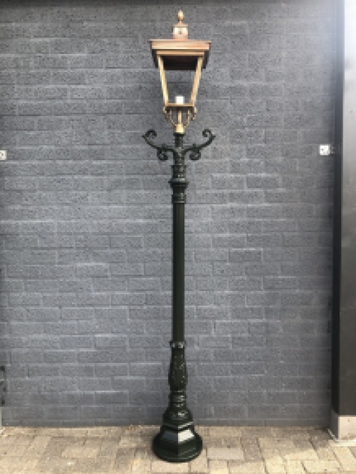 Buitenlamp, lantaarn met keramische fitting en glas, gegoten aluminium paal, groen of zwart, met koperen vierkante kap, hoog 240 cm.